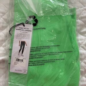 NWT Alo Yoga High-Waist Airbrush Legging in Neon Green